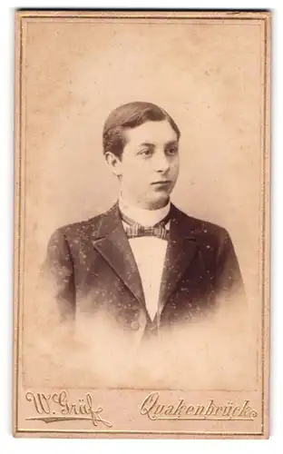 Fotografie W. Gräf, Quakenbrück, Portrait junger Bursche im Anzug