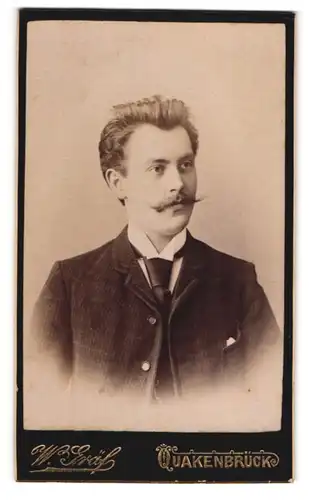 Fotografie W. Gräf, Quakenbrück, Portrait junger Herr mit Moustache und Krawatte