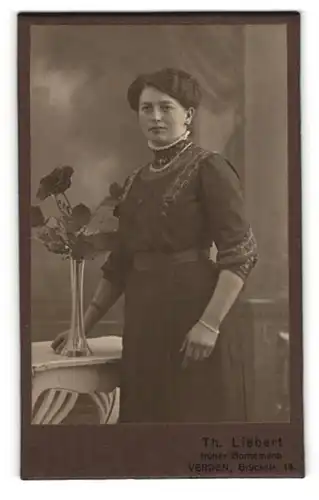 Fotografie Th. Liebert, Verden, Brückstr. 14, Portrait junge Dame mit Rosen