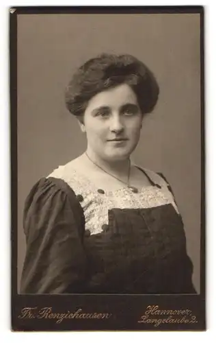 Fotografie Fr. Renziehausen, Hannover, Langelaube 2, Portrait Dame mit Halskette