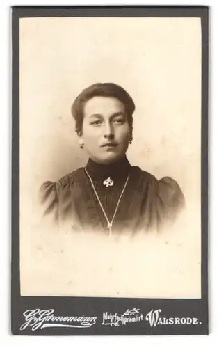 Fotografie G. Gronemann, Walsrode, Dame mit Kreuzbrosche