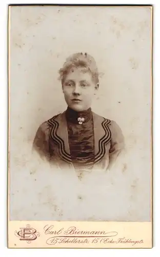 Fotografie Carl Biermann, Bremen, Schillerstr.15, Portrait Mädchen mit Blütenbrosche