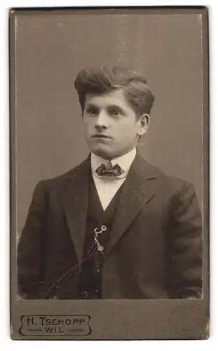 Fotografie T Tschopp, Wil, Bahnhofstr., Portrait Junge im Anzug mit Fliege