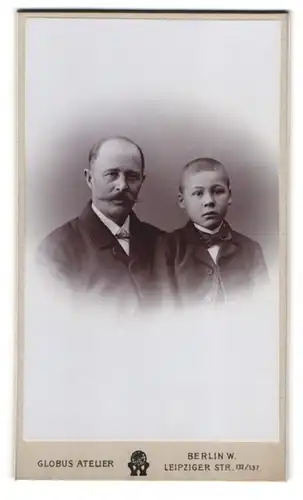 Fotografie Globus Atelier, Berlin, Leipziger Str. 132 /137, Portrait Vater mit Moustache und Sohn