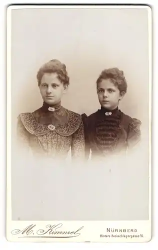 Fotografie M. Kimmel, Nürnberg, Hintere Beckschlagergasse 16, Portrait Zwei Schwestern in Kleidern