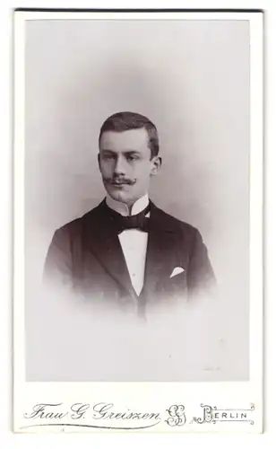 Fotografie G. Greissen, Berlin, Friedrichstr. 207, Portrait junger Mann mit Seitenscheitel im Anzug