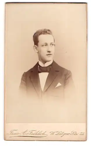 Fotografie A. Fröhlich, Berlin, W. Lützow Str. 73, Portrait junger Herr in Anzug mit Fliege
