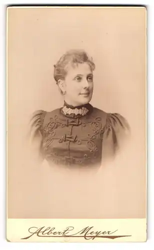 Fotografie Albert Meyer, Berlin, Alexander Str. 45, Portrait junge Dame in Kleid mit Spitzenkragen