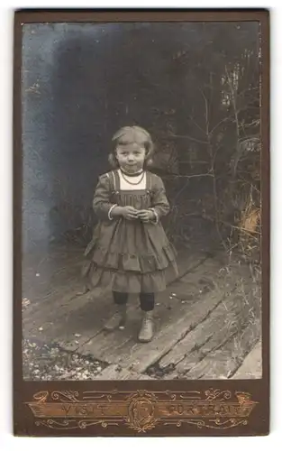 Fotografie unbekannter Fotograf und Ort, Mädchen in Kleid auf Terrasse