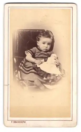 Fotografie F. Brandseph, Stuttgart, Marienstr. 36, Portrait Kleines Mädchen mit Kinderpuppe