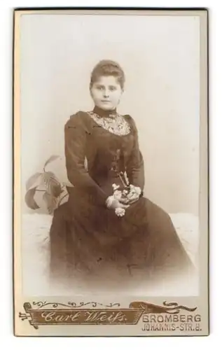 Fotografie Carl Weiss, Bromberg, Johannis-Str. 8, Portrait Junge Dame mit Blumen auf dem Kleid