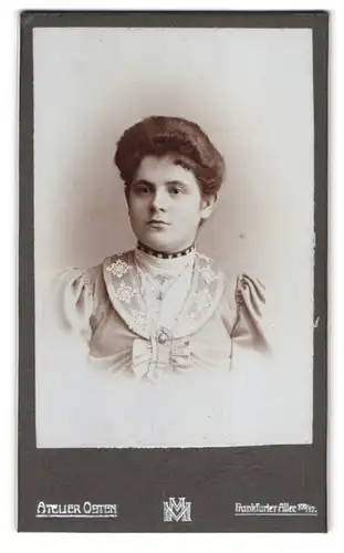 Fotografie Atelier Osten, Berlin, Frankfurter Allee 109 /112, Portrait junge Dame mit Halskette