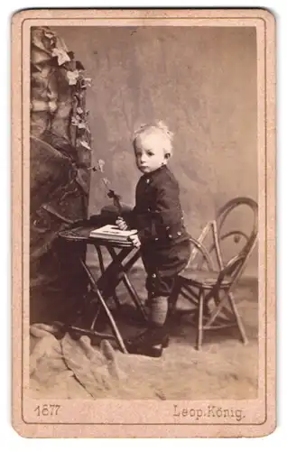 Fotografie Leopold König, Wels, Linzergasse, junger Bursche am Tisch stehend