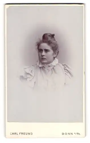 Fotografie Carl Freund, Bonn a. Rhein, Coblenzer Str. 14, Portrait junge Dame mit Spitzkragen