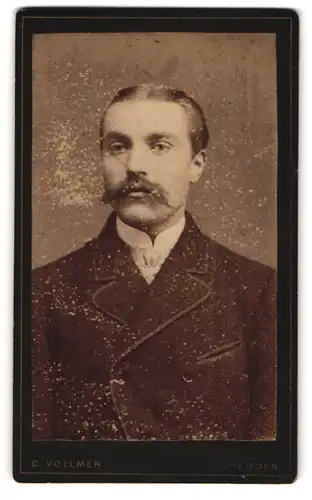 Fotografie C. Vollmer, Verden, Hinterstr. 43, Portrait Herr mit Gelfrisur und Moustache