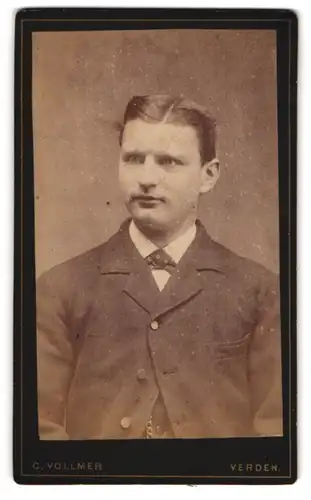 Fotografie C. Vollmer, Verden, Hinterstr. 43, Portrait junger Herr im Anzug