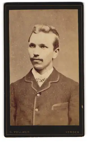 Fotografie C. Vollmer, Verden, Hinterstr. 43, Portrait Herr mit Schnautzbart im Anzug