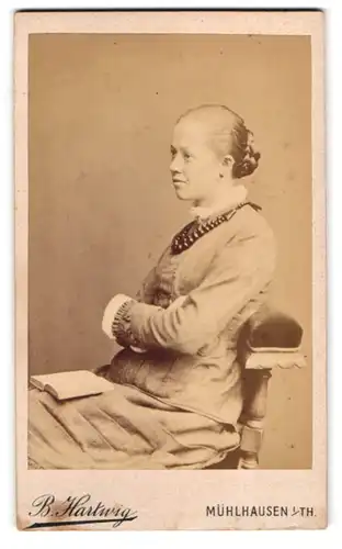 Fotografie B. Hartwig, Mühlhausen i. Th, Portrait Dame mit Perlenkette