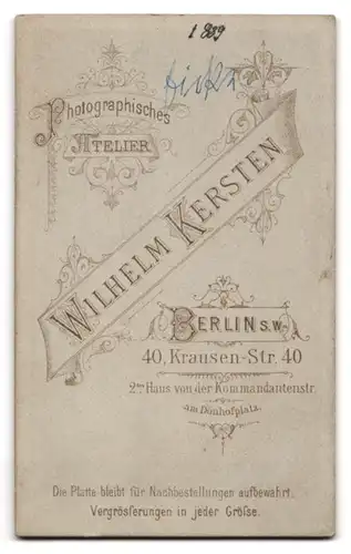 Fotografie Wilhelm Kersten, Berlin, Krausen- Str. 40, junger Knabe angelehnt an Stuhl, 1889