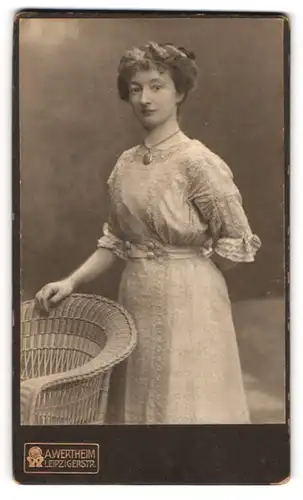 Fotografie A. Wertheim, Berlin, Leipziger Str., Portrait Frau mit Rattanstuhl