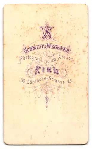 Fotografie Schmidt & Wegener, Kiel, Dänische-Str. 35, junge Dame auf Sofa sitzend