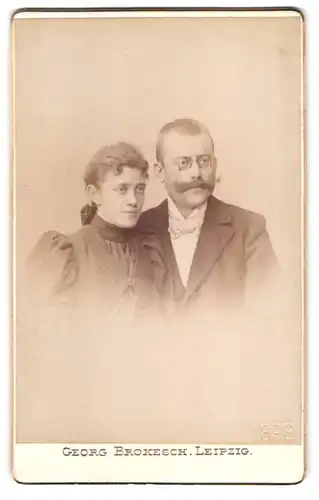 Fotografie Georg Brokesch, Leipzig, Zeitzer Str. 2, Ehepaar mit Mann mit makanten Moustache