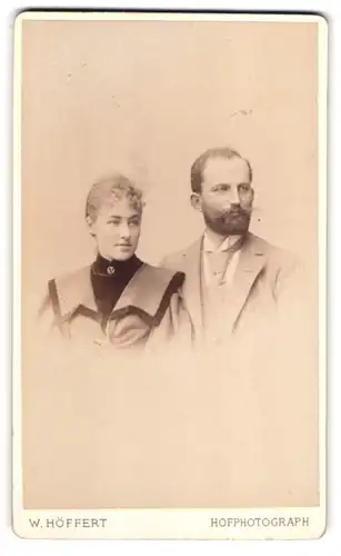 Fotografie W. Höffert, Berlin, Unter den Linden 24, Portrait Paar mit Herren mit Vollbart