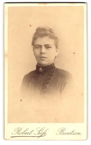 Fotografie Rubert Süss, Bautzen, Tuchmachergasse 20, Portrait junges Mädchen in dunklem Kleid