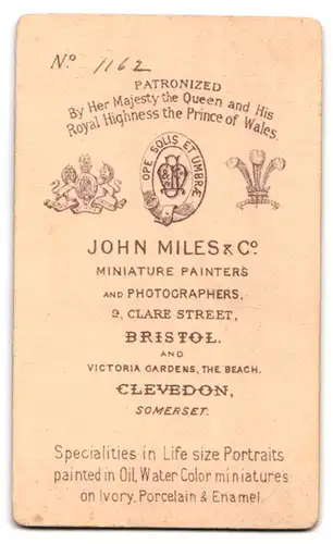 Fotografie John Miles & Co, Bristol, Clare Street 9, Portrait junger Mann in Anzug