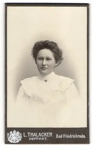 Fotografie L. Thalacker, Bad Friedrichroda, Portrait junge Dame in weissen Kleid