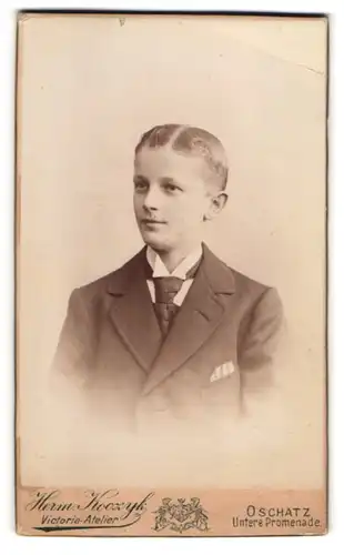 Fotografie Herm. Koczyk, Oschatz, Untere Promenade, Portrait Junge in Anzug