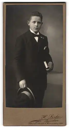 Fotografie H. Leske, Berlin-Spandau. Schönwalderstr. 2, Portrait Junge in eleganten Anzug mit Buch