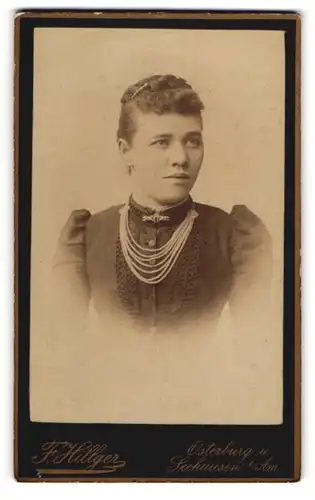 Fotografie F.Hillger, Osterburg, Portrait Dame mit Hlskette und Brosche