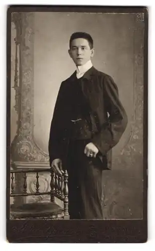 Fotografie Atelier Spiegel, Hamm, Bahnhofstr. 47, Portrait Junger Mann an Stuhl aufgestützt