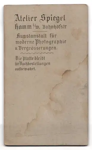 Fotografie Atelier Spiegel, Hamm, Bahnhofstr. 47, Portrait Junger Mann an Stuhl aufgestützt