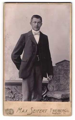 Fotografie Max Seifert, Freiberg i.S., Poststr. 11, junger Mann im Anzug