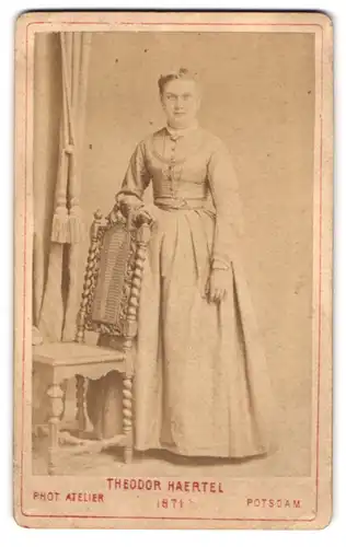 Fotografie Theodor Haertel, Potsdam, Charlottenstr. 25, Portrait junge Dame in Kleid, 1871