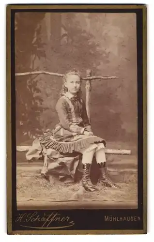 Fotografie H. Schäffner, Mühlhausen, Portrait Mädchen auf Holzbank