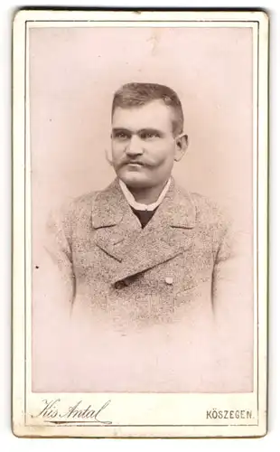 Fotografie Kis Antal, Köszegen, Ungermarkt 744, Portrait Mann mit Moustache