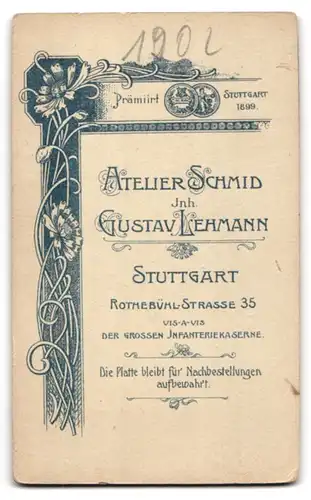 Fotografie Atelier Schmid, Stuttgart, Rothebühlstr. 35, junger Mann in Anzug und Schleife, 1902