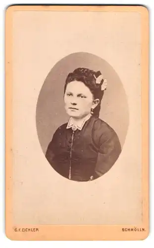 Fotografie G.F. Eichler, Schmölln, Portrait Frau mit Schleife im Haar