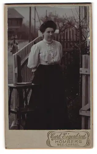 Fotografie Carl Eigenbrod, Homberg, Portrait Dame im Garten