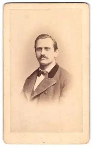 Fotografie L. Belitski, Nordhausen, Portrait Mann mit Schnauzer