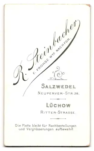 Fotografie R. Steinbacher, Salzwedel, Neuperver Str. 38, Portrait Junge im Grünen