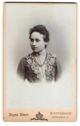 Fotografie Eugen Ebert, Wittenberge, Feldstr. 7, Dame in Kleid