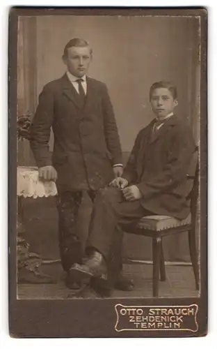 Fotografie Otto Strauch, Zehdenick, Am Markt 1, Portrait Brüder im Anzug