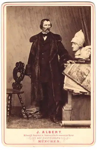 Fotografie J. Albert, München, Portrait des Malers Wilhelm von Kaulbach in seinem Atelier mit Gemälden und Büsten