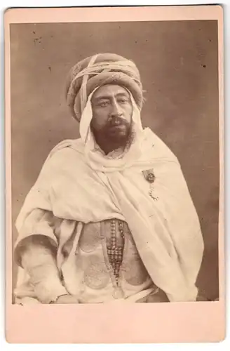 Fotografie unbekannter Fotograf und Ort, Portrait Caid Algier, Algerischer Scheich mit Orden, Arabischer Scheich