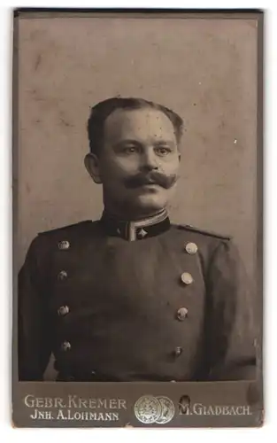 Fotografie Gebr. Kremer, Mönchen Gladbach, Eisenbahner in Uniform mit Moustache