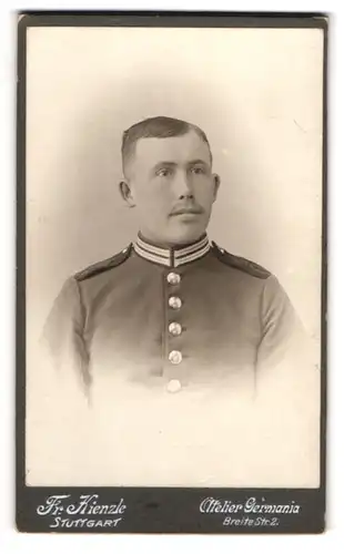 Fotografie Fr. Kienzle, Stuttgart, Soldat in Garde Uniform des Grenadier Regt. Königin Olga